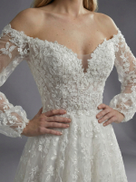 Свадебное платье с акцентированной талией, плавно расширяющейся к низу юбкой и длинными, объемными рукавами из полупрозрачной ткани на манжетах. — изображение 4