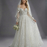 Свадебное платье с акцентированной талией, плавно расширяющейся к низу юбкой и длинными, объемными рукавами из полупрозрачной ткани на манжетах.