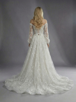 Свадебное платье с акцентированной талией, плавно расширяющейся к низу юбкой и длинными, объемными рукавами из полупрозрачной ткани на манжетах. — изображение 3