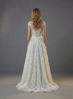 Оригинальное свадебное платье  в А-силуэте с необычной юбкой — изображение 4