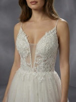 Свадебное платье с воздушной, многослойной юбкой и облегающим корсетным лифом на тонких бретелях — изображение 3