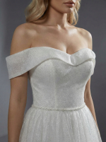 Классическая модель свадебного платья А-силуэта со спущенными плечами — изображение 4