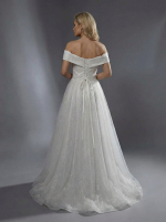 Классическая модель свадебного платья А-силуэта со спущенными плечами — изображение 3