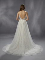 Свадебное платье с воздушной, многослойной юбкой и облегающим корсетным лифом на тонких бретелях — изображение 4