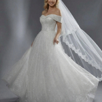 Классическая модель свадебного платья А-силуэта со спущенными плечами