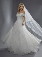 Классическая модель свадебного платья А-силуэта со спущенными плечами