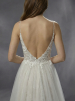 Свадебное платье с воздушной, многослойной юбкой и облегающим корсетным лифом на тонких бретелях — изображение 5