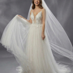 Свадебное платье с воздушной, многослойной юбкой и облегающим корсетным лифом на тонких бретелях