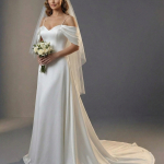 Элегантное свадебное платье в стиле минимализм, выполненное из благородного матового атласа