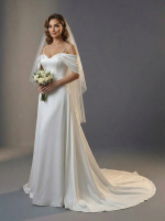 Элегантное свадебное платье в стиле минимализм, выполненное из благородного матового атласа