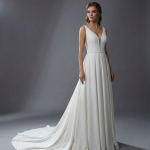 Лаконичная модель А-силуэта, выполненная из благородного матового атласа