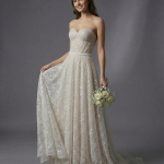 Свадебное платье с открытым верхом с вырезом в форме «сердечка»