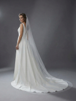 Лаконичная модель А-силуэта, выполненная из благородного матового атласа — изображение 2