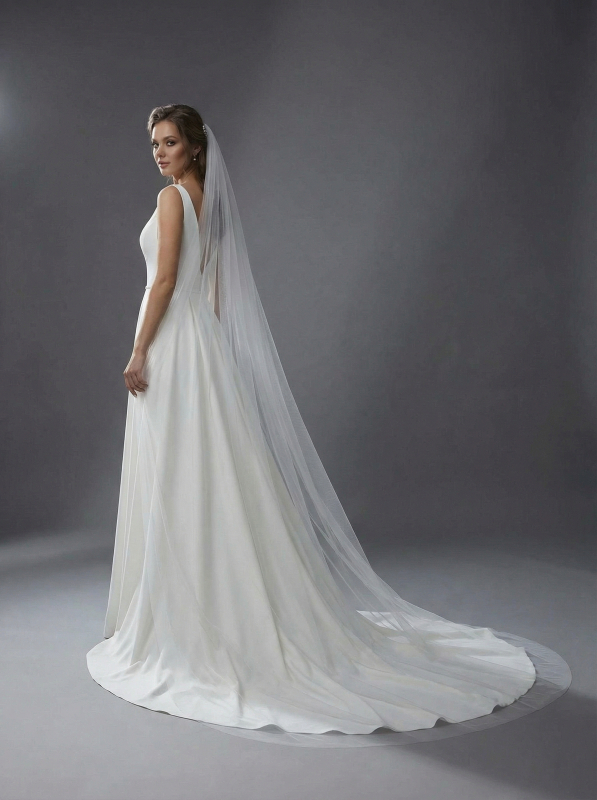 Лаконичная модель А-силуэта, выполненная из благородного матового атласа