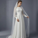 Элегантное свадебное платье А-силуэта с длинными воздушными рукавами на высоких манжетах