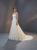 Свадебное платье А-силуэта с открытым корсетным верхом без бретелей и прямым вырезом — изображение 2