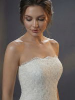 Свадебное платье А-силуэта с открытым корсетным верхом без бретелей и прямым вырезом — изображение 3