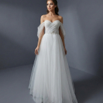 Свадебное платье А-силуэта с открытыми плечами и выразительным вырезом в форме «сердечка»