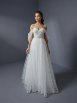 Свадебное платье А-силуэта с открытыми плечами и выразительным вырезом в форме «сердечка»