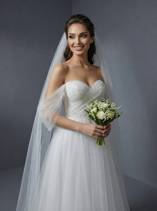 Свадебное платье А-силуэта с открытыми плечами и выразительным вырезом в форме «сердечка»