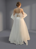 Свадебное платье А-силуэта с открытыми плечами и выразительным вырезом в форме «сердечка» — изображение 4