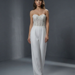 Стильный свадебный комбинезон с приталенным верхом в сочетании со свободными брюками-палаццо