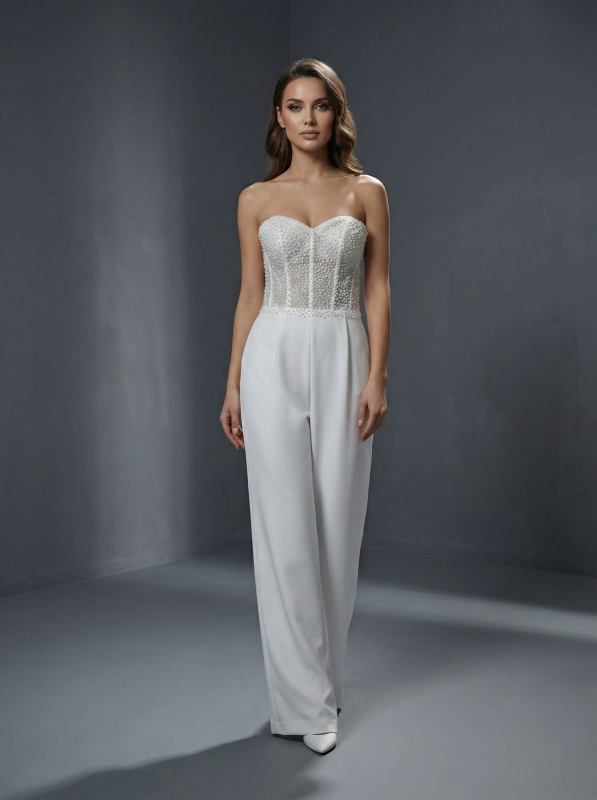 Стильный свадебный комбинезон с приталенным верхом в сочетании со свободными брюками-палаццо