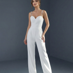 Стильный свадебный комбинезон с вырезом в форме «сердечка» и тонкими двойными бретелями-спагетти