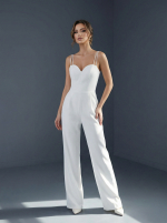 Стильный свадебный комбинезон с вырезом в форме «сердечка» и тонкими двойными бретелями-спагетти