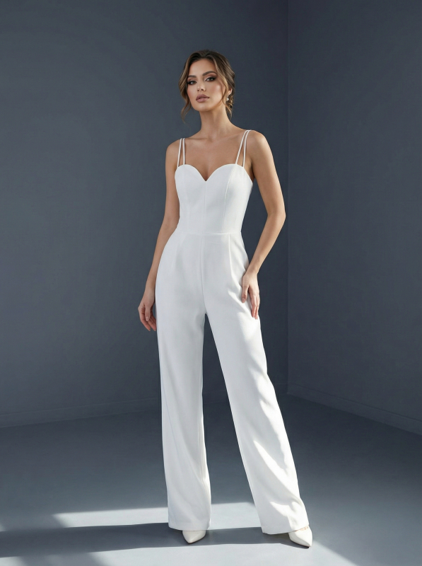Стильный свадебный комбинезон с вырезом в форме «сердечка» и тонкими двойными бретелями-спагетти