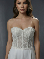 Стильный свадебный комбинезон с приталенным верхом в сочетании со свободными брюками-палаццо — изображение 2