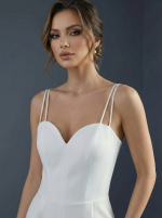 Стильный свадебный комбинезон с вырезом в форме «сердечка» и тонкими двойными бретелями-спагетти — изображение 3