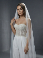 Стильный свадебный комбинезон с приталенным верхом в сочетании со свободными брюками-палаццо — изображение 3