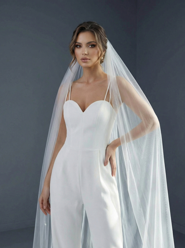 Стильный свадебный комбинезон с вырезом в форме «сердечка» и тонкими двойными бретелями-спагетти