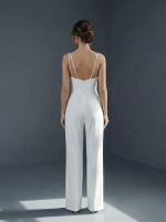 Стильный свадебный комбинезон с вырезом в форме «сердечка» и тонкими двойными бретелями-спагетти — изображение 4