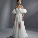 Эффектное свадебное платье А-силуэта в стиле современного романтизма с корсетным лифом и воздушной, многослойной юбки