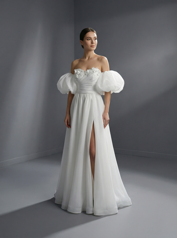 Эффектное свадебное платье А-силуэта в стиле современного романтизма с корсетным лифом и воздушной, многослойной юбки