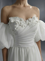 Эффектное свадебное платье А-силуэта в стиле современного романтизма с корсетным лифом и воздушной, многослойной юбки — изображение 3