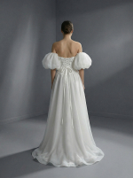 Эффектное свадебное платье А-силуэта в стиле современного романтизма с корсетным лифом и воздушной, многослойной юбки — изображение 4