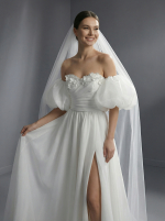 Эффектное свадебное платье А-силуэта в стиле современного романтизма с корсетным лифом и воздушной, многослойной юбки — изображение 2