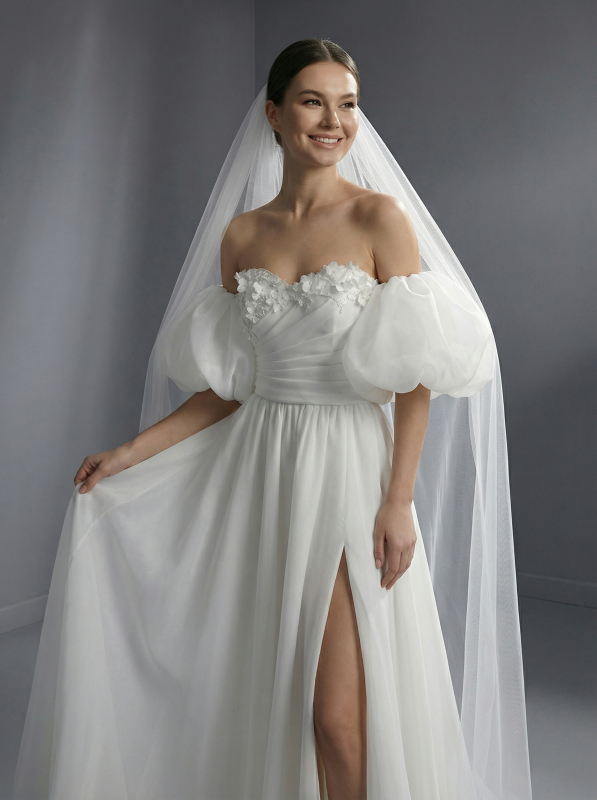 Эффектное свадебное платье А-силуэта в стиле современного романтизма с корсетным лифом и воздушной, многослойной юбки