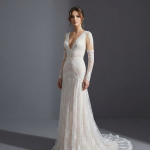 Утонченное свадебное платье в стиле современной классики или бохо-шик с лифом из полупрозрачной ткани и длинными иллюзорными рукавами