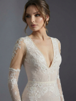 Утонченное свадебное платье в стиле современной классики или бохо-шик с лифом из полупрозрачной ткани и длинными иллюзорными рукавами — изображение 3