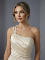 Лаконичное свадебное платье А-силуэта с небольшим аккуратным шлейфом — изображение 3