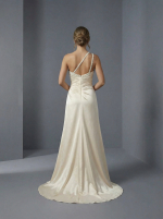 Лаконичное свадебное платье А-силуэта с небольшим аккуратным шлейфом — изображение 4