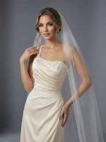 Лаконичное свадебное платье А-силуэта с небольшим аккуратным шлейфом — изображение 2