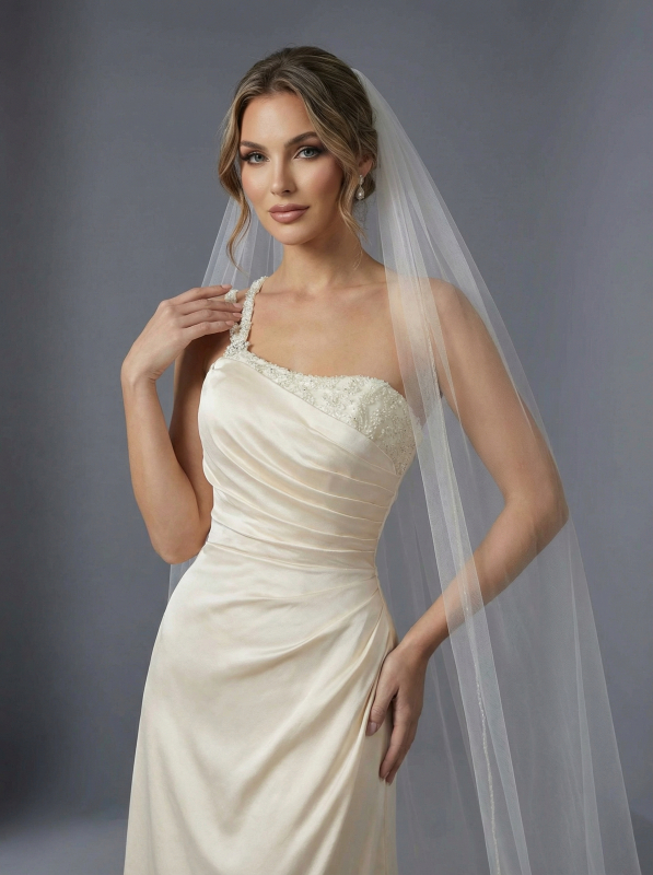 Лаконичное свадебное платье А-силуэта с небольшим аккуратным шлейфом