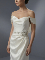 Элегантное свадебное платье в стиле минимализм, которое сочетает в себе классические линии и утонченную женственность — изображение 3