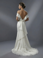 Элегантное свадебное платье в стиле минимализм, которое сочетает в себе классические линии и утонченную женственность — изображение 4