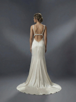 Элегантное свадебное платье в классическом стиле с современными деталями — изображение 4